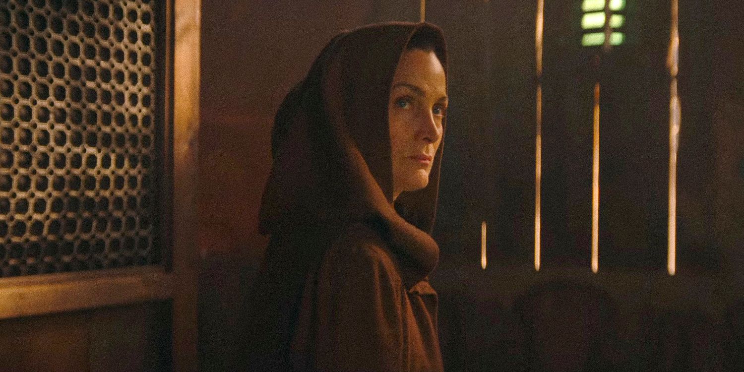 Carrie-Anne Moss se asoma por debajo de su casco como la Maestra Jedi Indara de The Acolyte