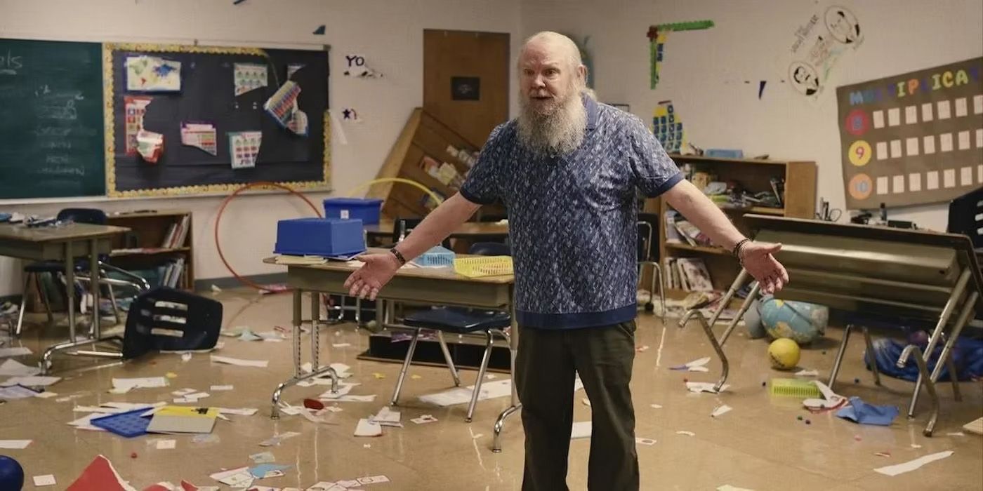 Um homem gritando em uma sala de aula bagunçada em Eu acho que você deveria sair