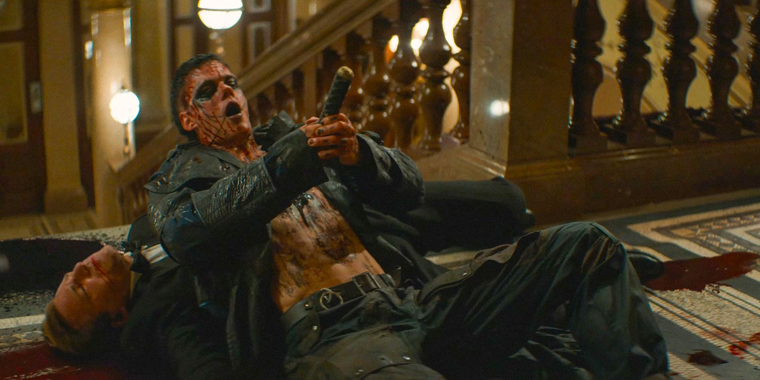 Bill Skarsgård como Eric Draven levando uma faca no peito em O Corvo