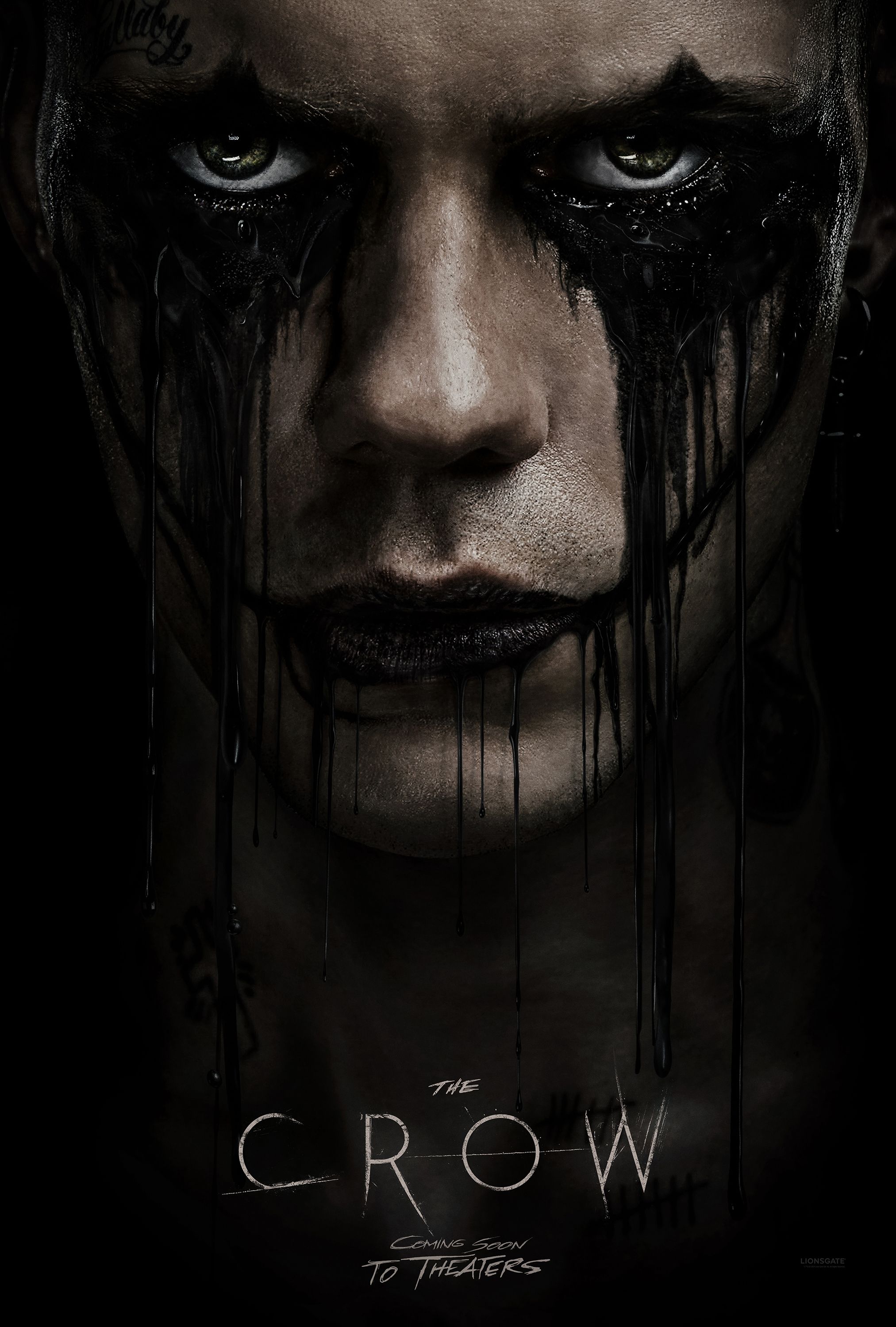 Póster de la película The Crow Reboot que muestra a Bill Skarsgård como Eric Draven con pintura negra goteando por su rostro.