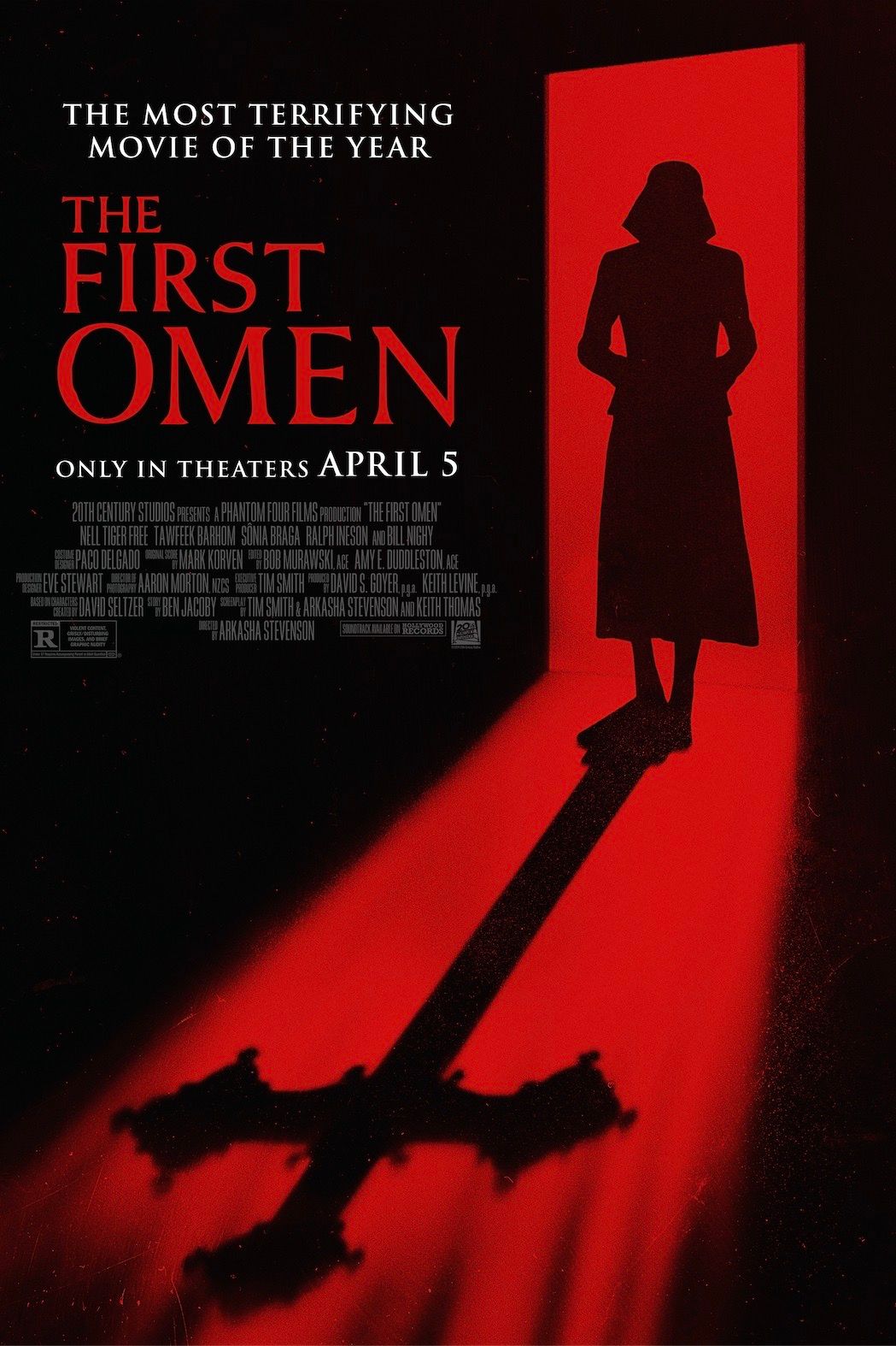Pôster do filme The First Omen mostrando uma freira em uma porta vermelha e a sombra de uma cruz-1