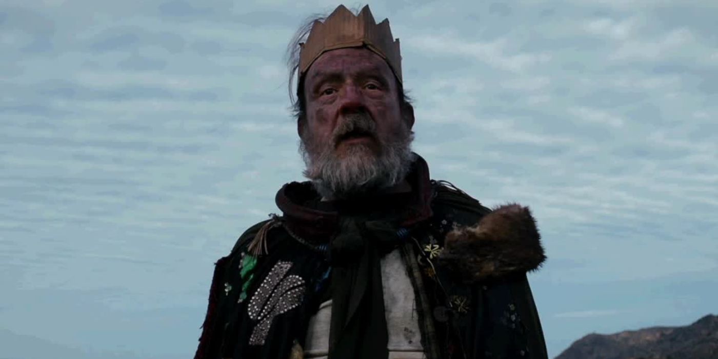 The Homeless King (David Yow) looking annoyed in Under the Silver Lake.