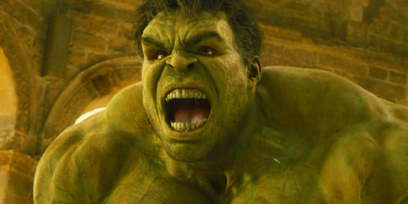 O Hulk sendo selvagem em Vingadores: Era de Ultron