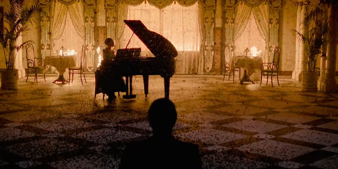 A silhueta de um homem observando uma mulher tocar piano em uma sala em chamas em Um Cavalheiro em Moscou