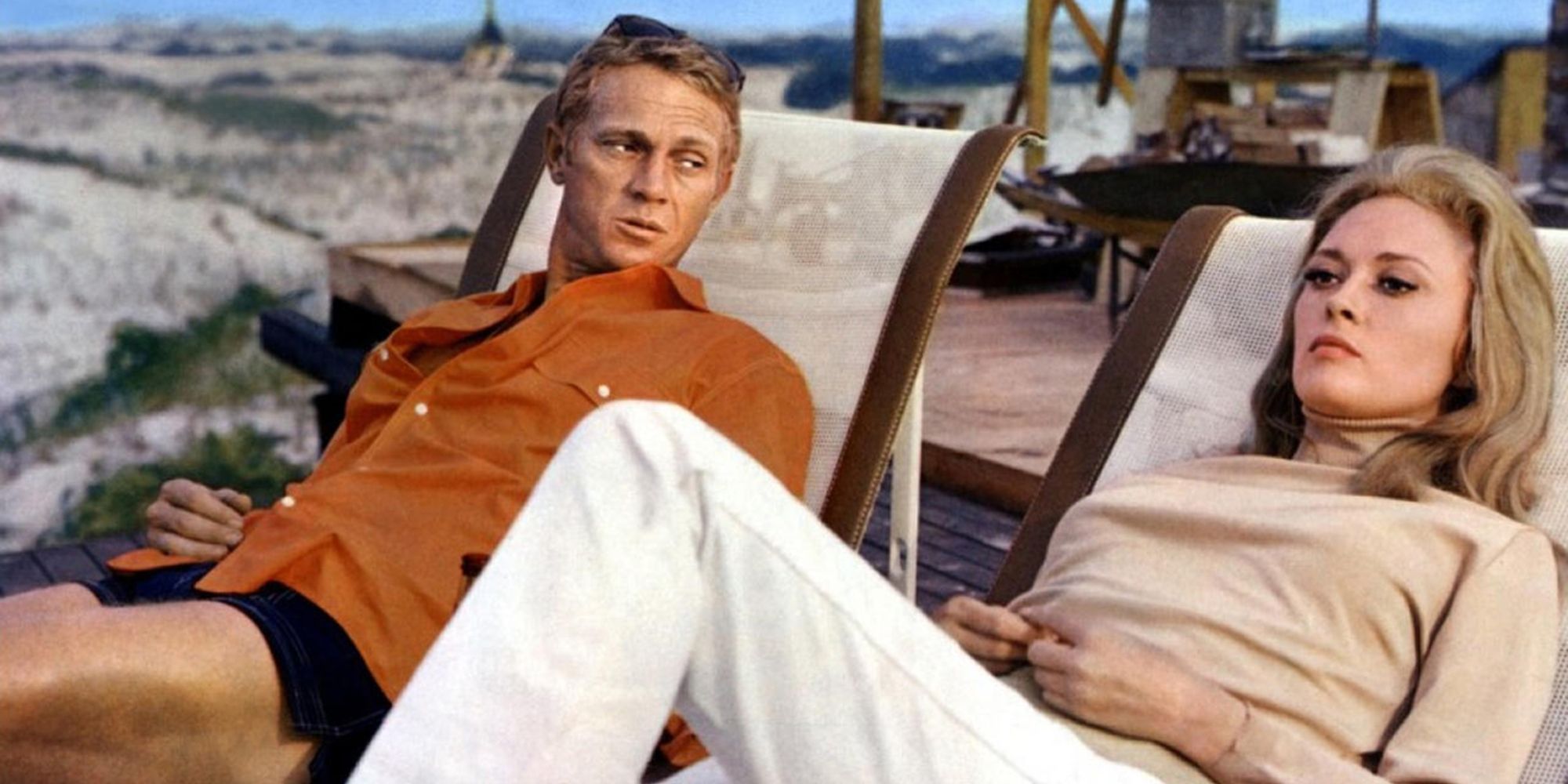 Steve McQueen e Faye Dunaway relaxam em cadeiras de praia em The Thomas Crown Affair