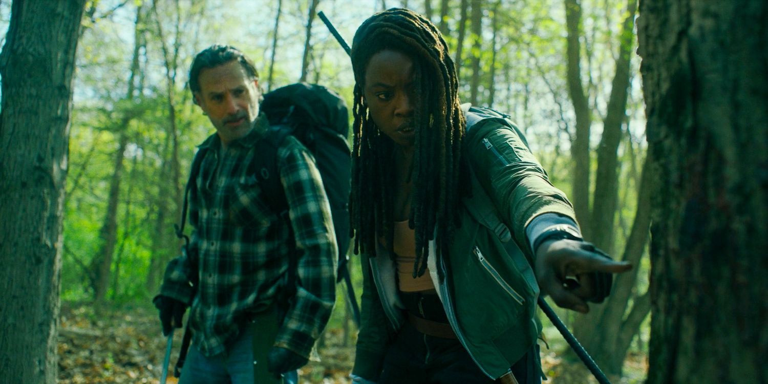 Michonne Hawthorne pointing towards a bloodstain on the trunk of a tree, with Rick Grimes behind her observing in The Walking Dead the Ones Who Live S1 Ep5