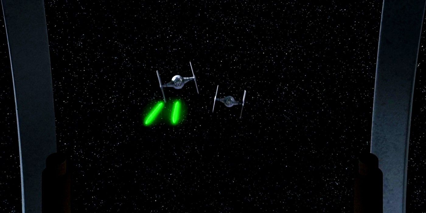 TIE Fighters atiram no Ghost em Star Wars Rebels, temporada 1, episódio 1 "Spark of Rebellion".