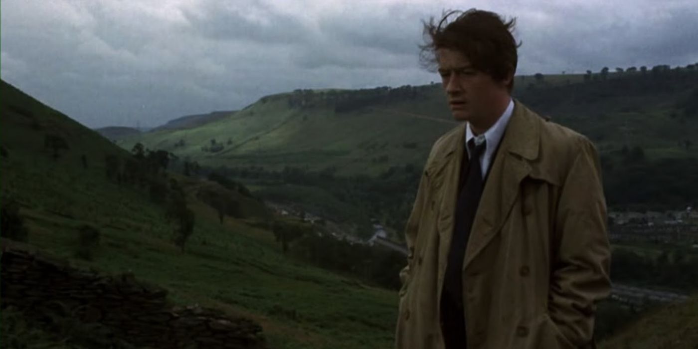 Timothy Evans (John Hurt) parecendo desanimado em uma colina em 10 Rillington Place.