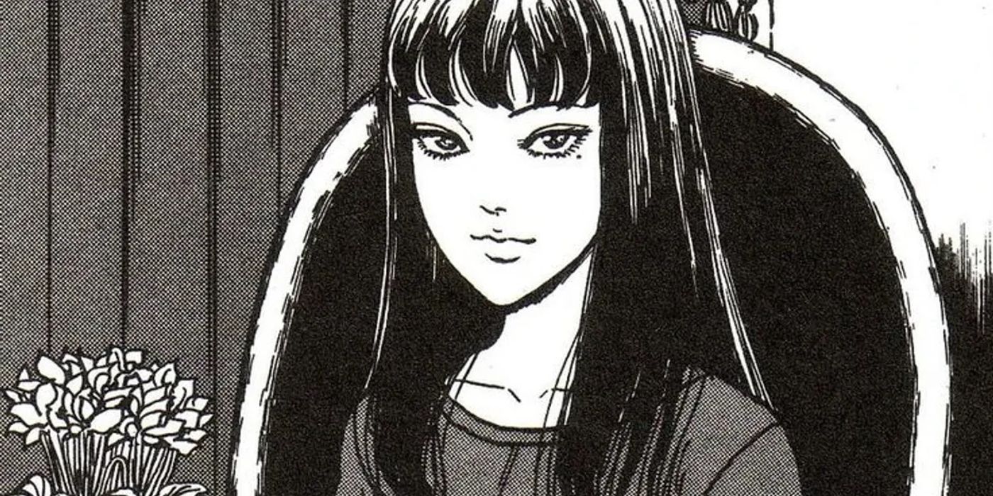 O antagonista de Junji Ito, Tomie, sentado pacificamente em uma cadeira ao lado de um vaso de flores.