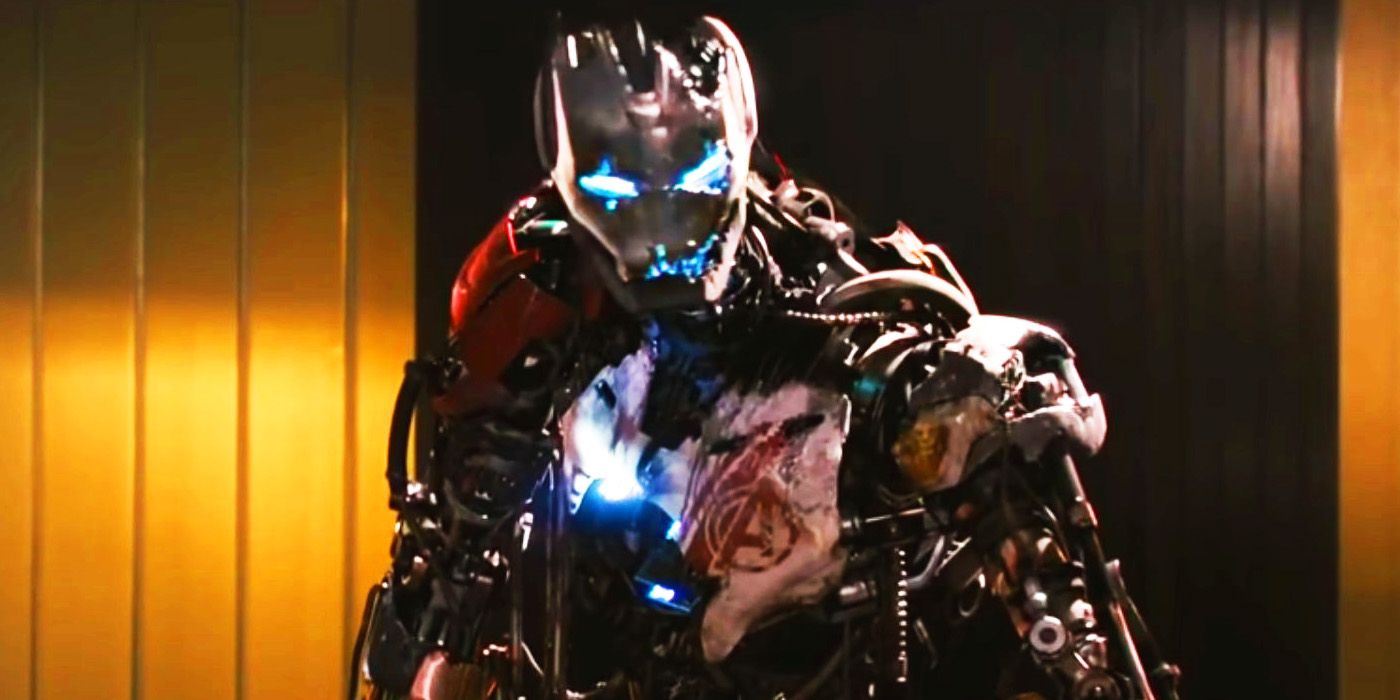 O primeiro corpo danificado de Ultron no QG dos Vingadores em Vingadores: Era de Ultron (2015)