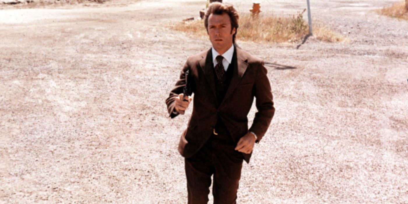 Clint Eastwood como Harry Callahan correndo por uma paisagem com uma arma em Dirty Harry