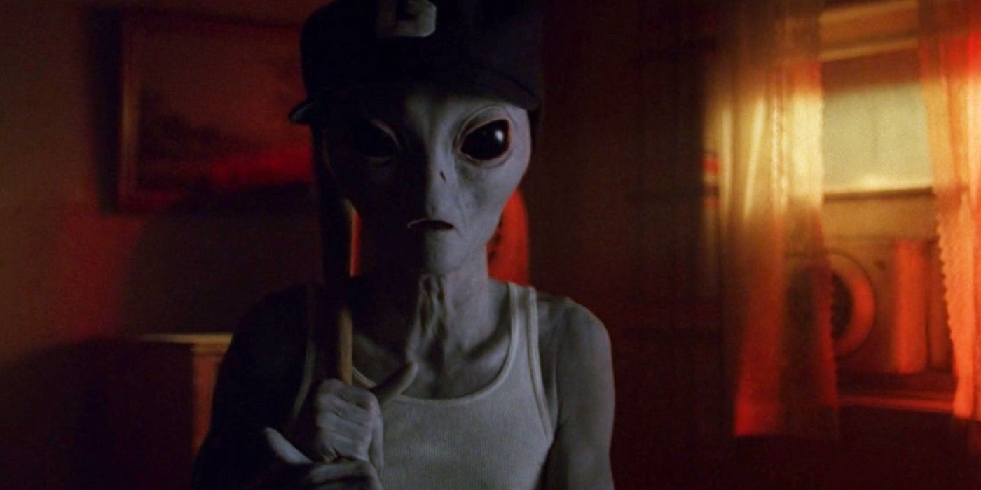 O colono alienígena segurando um taco de beisebol no episódio de Arquivo X, The Unnatural