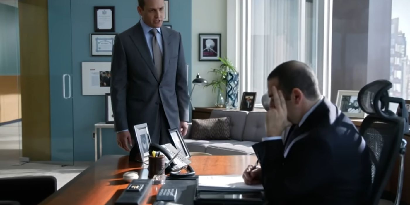 Harvey gritando com Louis em seu escritório no episódio Bad Faith de Suits