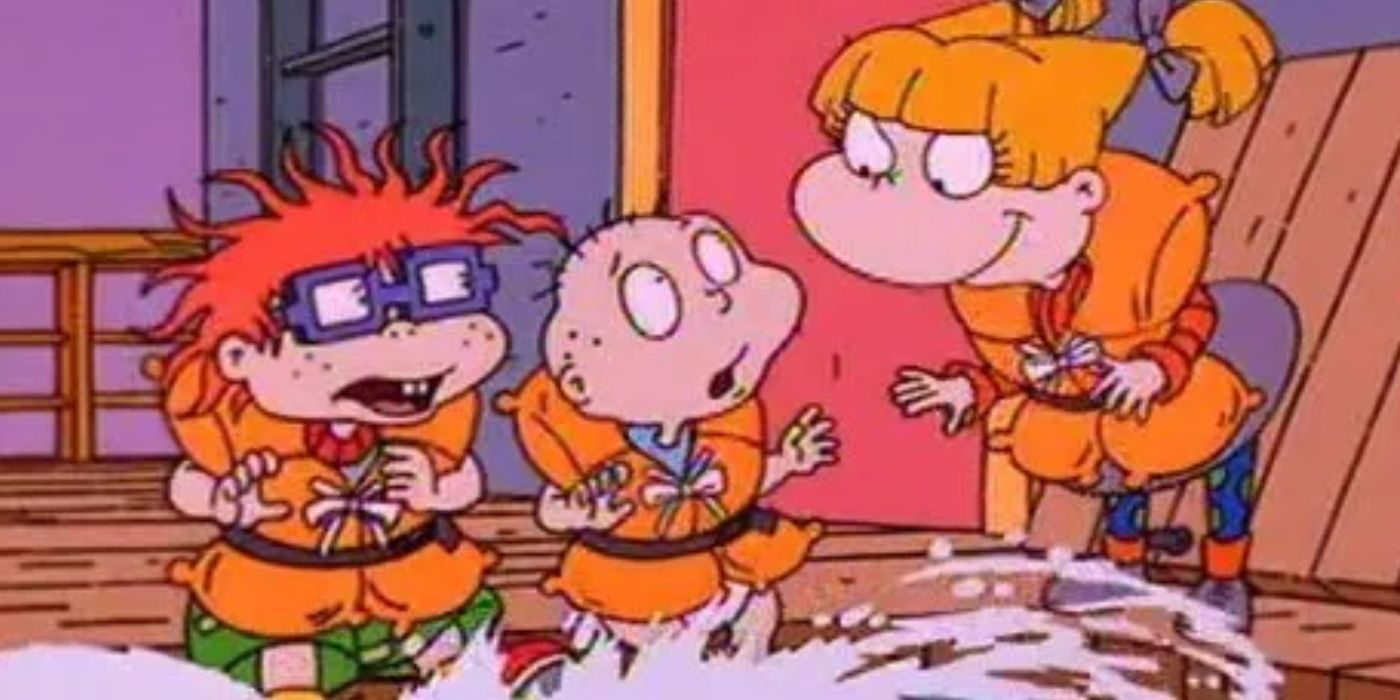 Chuckie, Tommy e Angelica cercados por água usando coletes salva-vidas em Rugrats