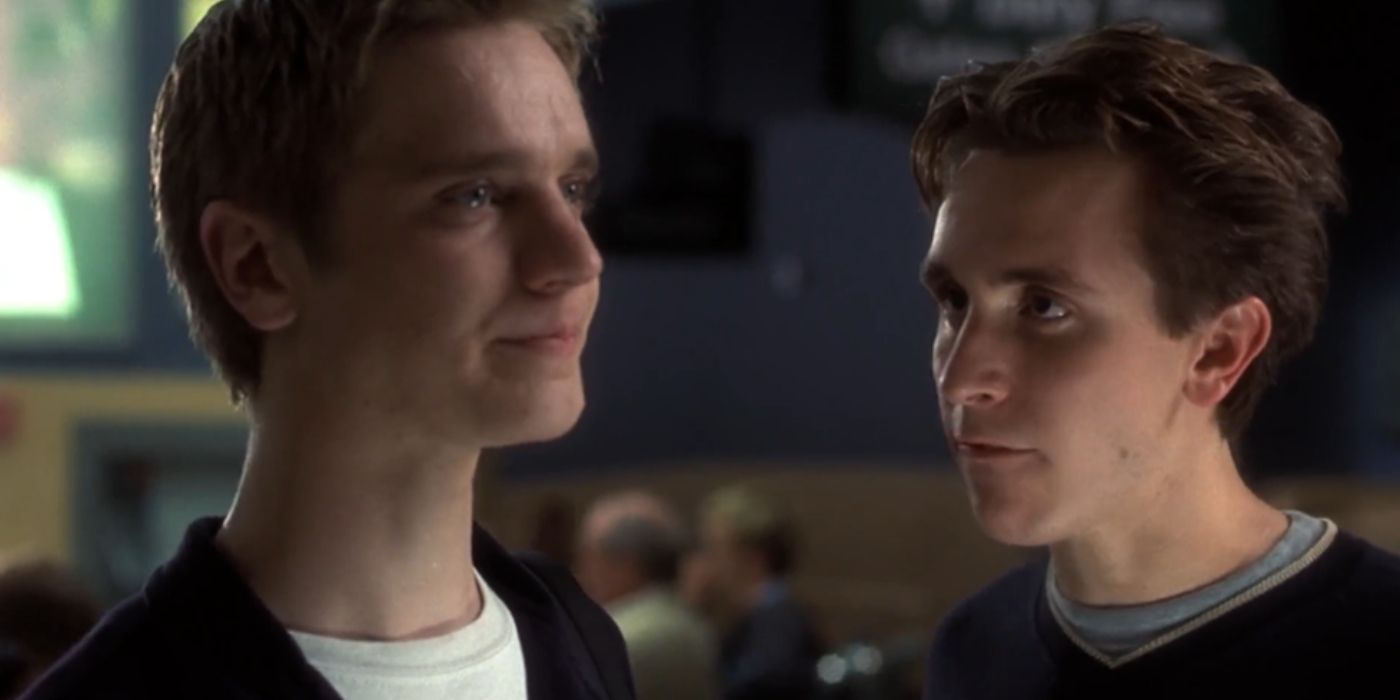 Tod and Alex chatting in the airport before boarding their plane in Final Destination (2000)