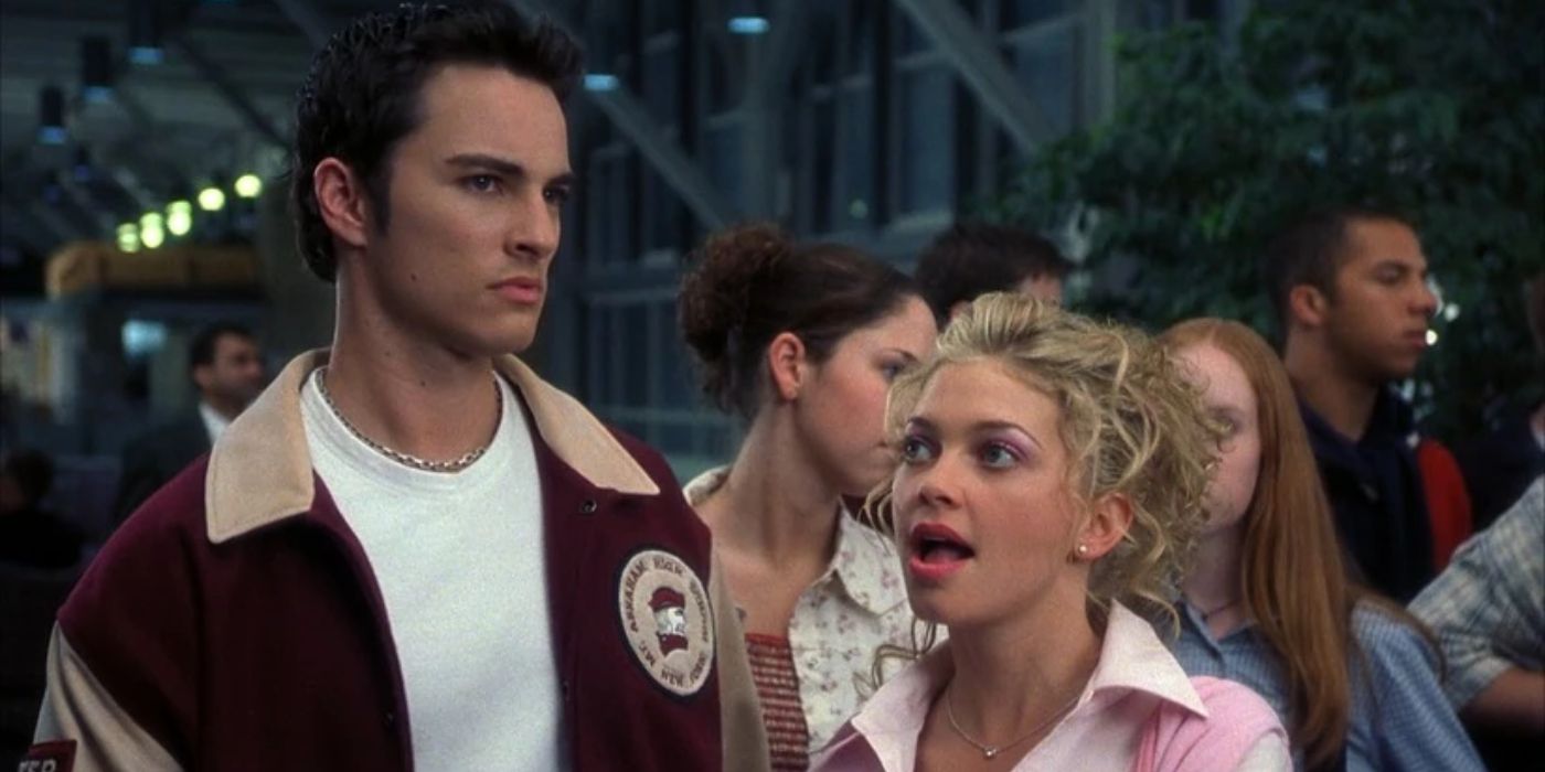 Amanda Detmer as Terry Chaney and Kerr Smith as Carter Horton waiting at the airport in Final Destination