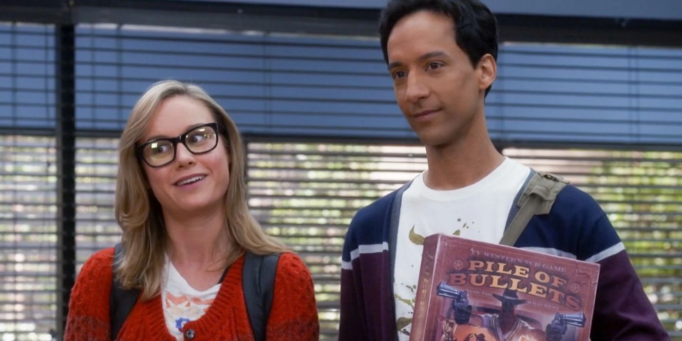 Abed (Danny Pudi) e Rachel (Brie Larson) na biblioteca de Community