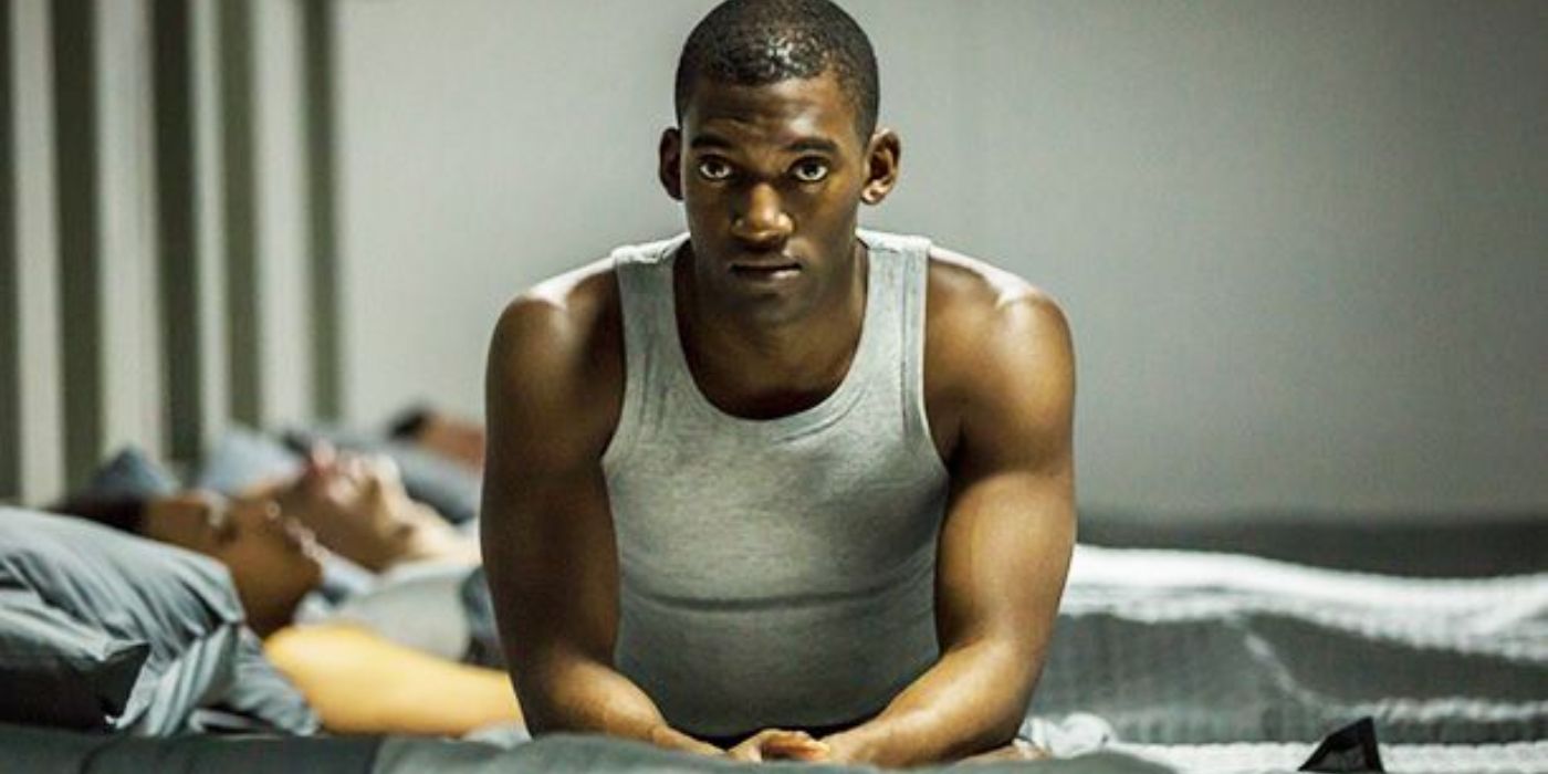 Malachi Kirby enquanto Stripe estava sentado em seu beliche do exército no episódio Men Against Fire de Black Mirror