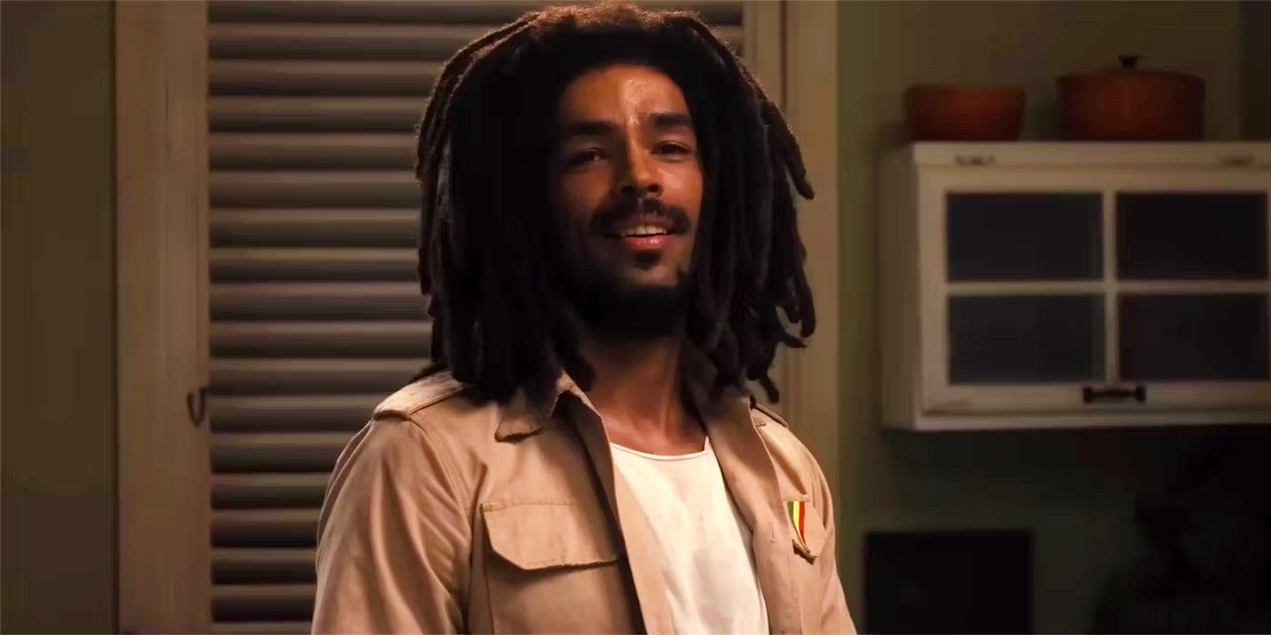 Kingsley Ben-Adir como Bob Marley sorrindo em Bob Marley: One Love