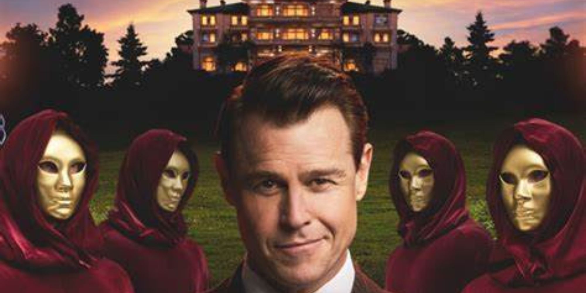 Foto promocional da 2ª temporada de The Traitors Australia com Rodger Corser e homens mascarados em frente a um hotel assustador