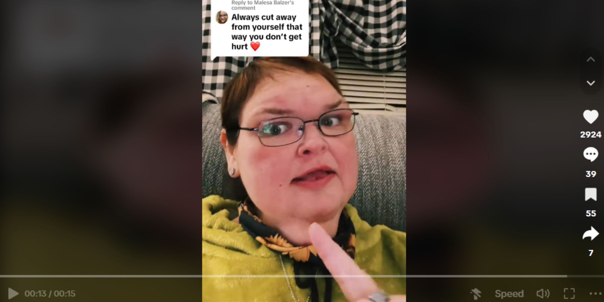 Irmãs de 1000 libras Tammy Slaton respondendo a uma pergunta de um fã no tiktok, levantando um dedo