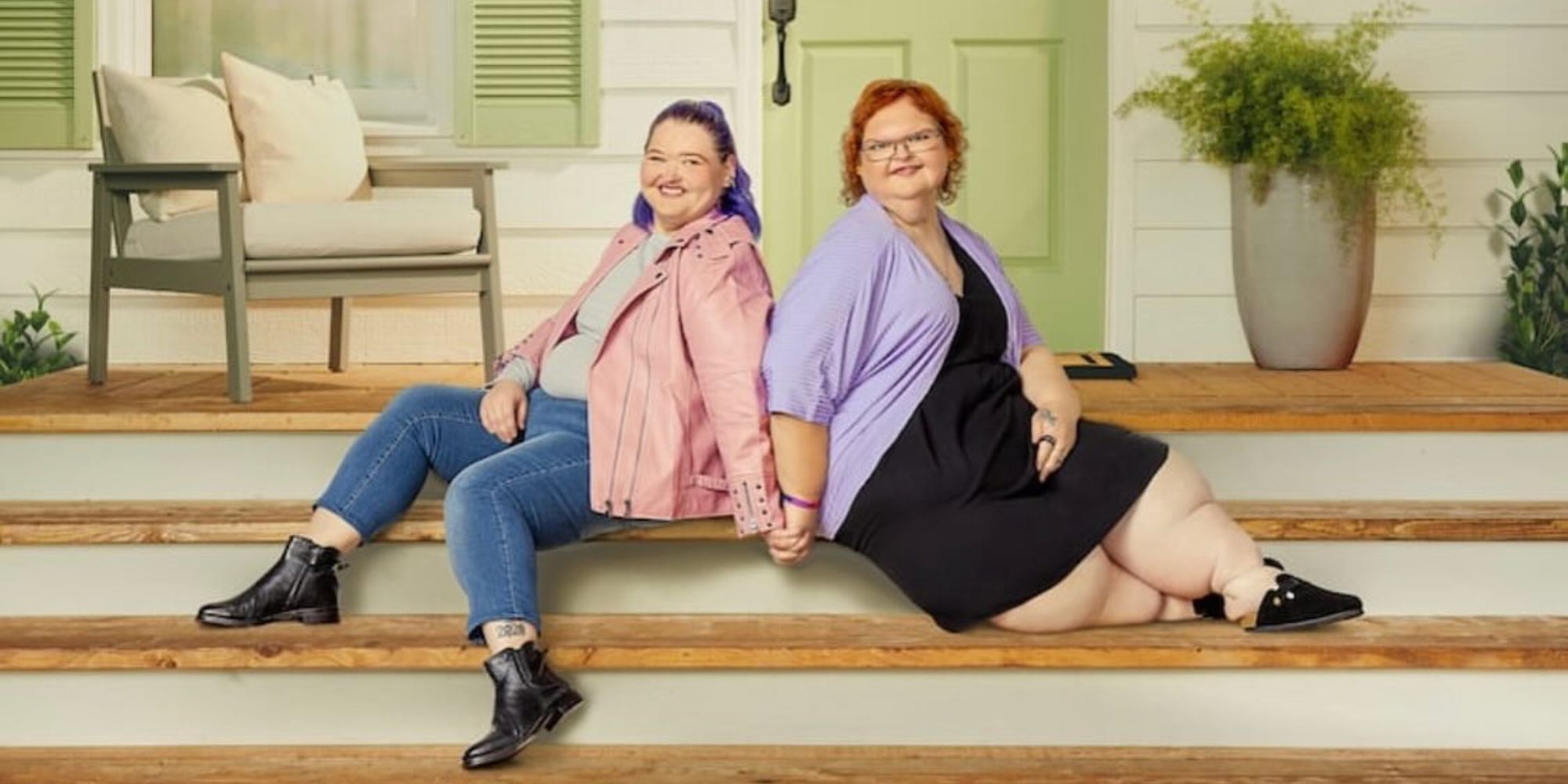 1000-lb Sisters Amy Slaton and Tammy Slaton sitting on the front steps