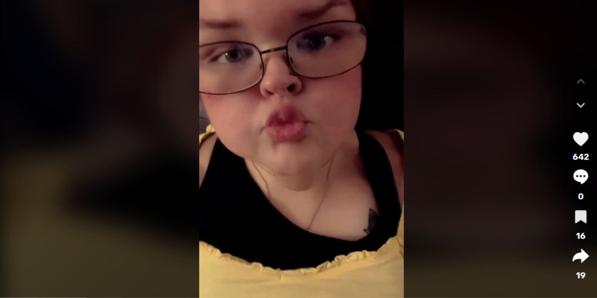 1000-lb sisters tammy slaton in yellow tank layered look, making a kissy face
