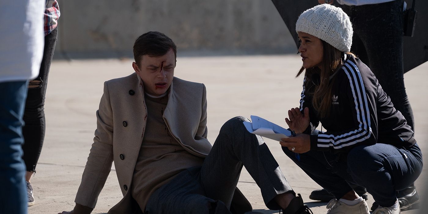 Veena Sud dirigindo Dane DeHaan no set de The Stranger