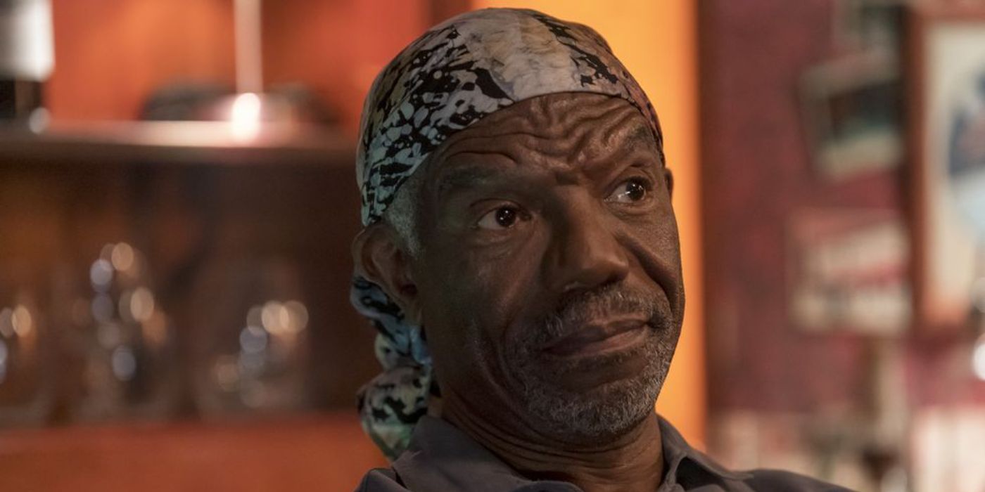 Vondie Curtis-Hall como Sweety Sweeton parecendo descontente em Justified City Primeval.