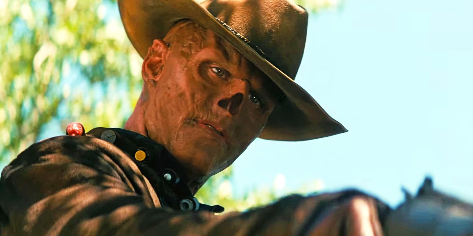 Walton Goggins como o Ghoul apontando sua arma para algo em Fallout