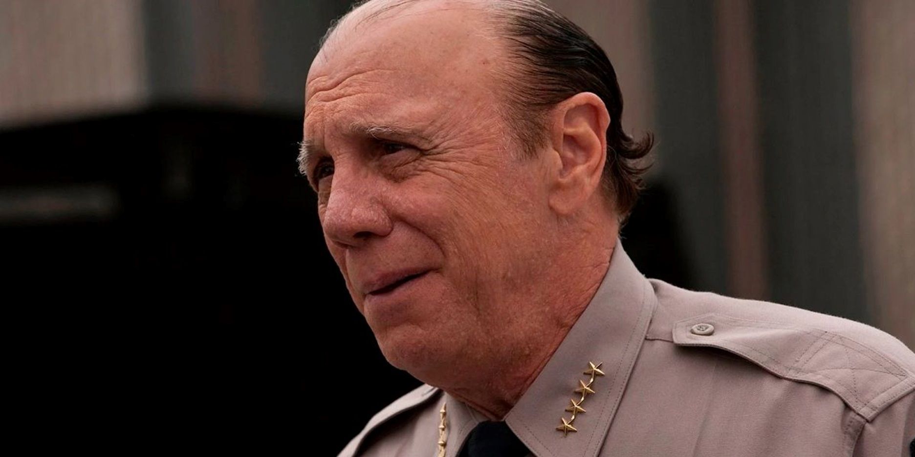 Wayne Unser em uniforme de policial em Sons of Anarchy