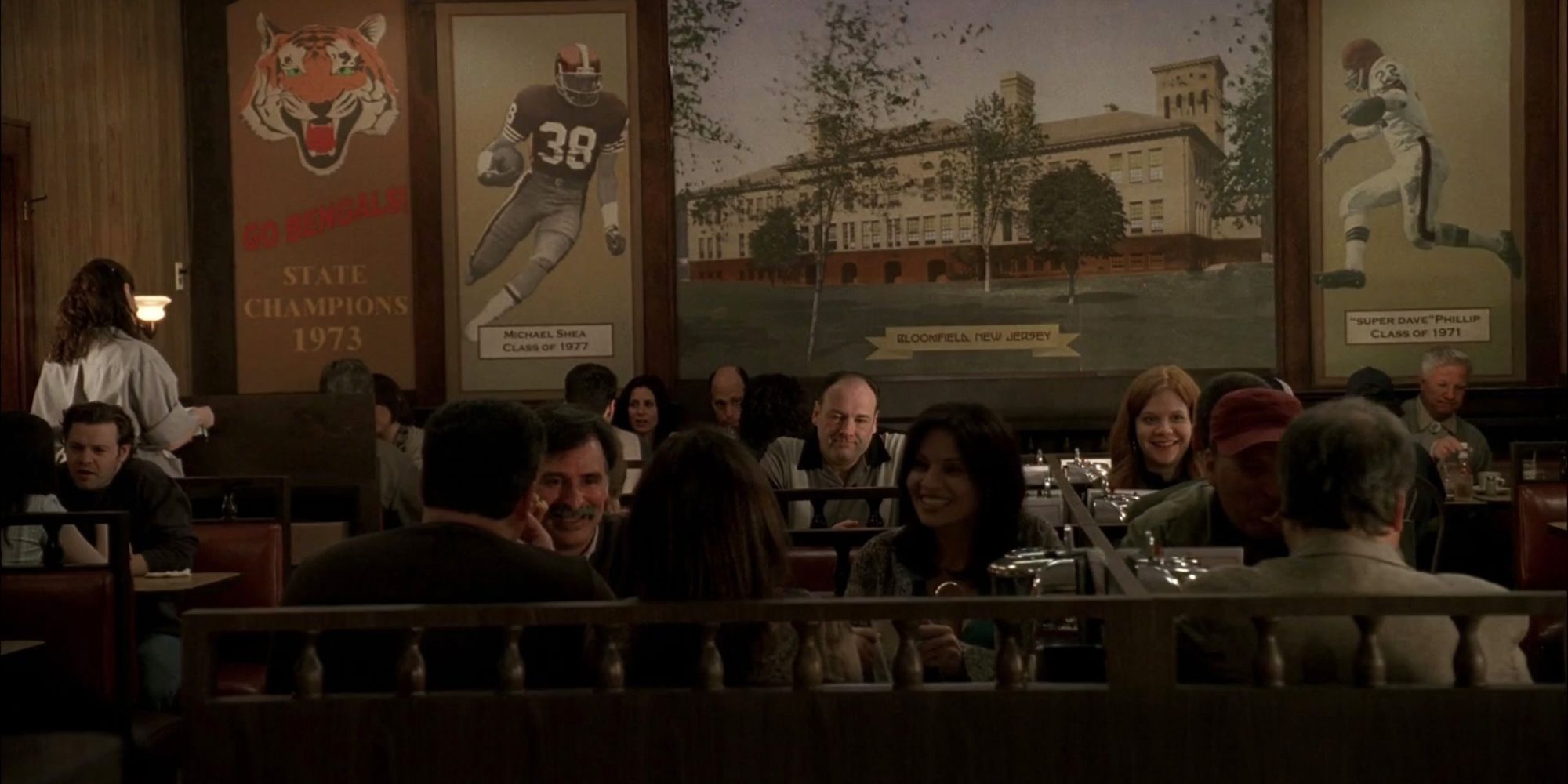 Plano geral de Tony no restaurante no final da série Sopranos