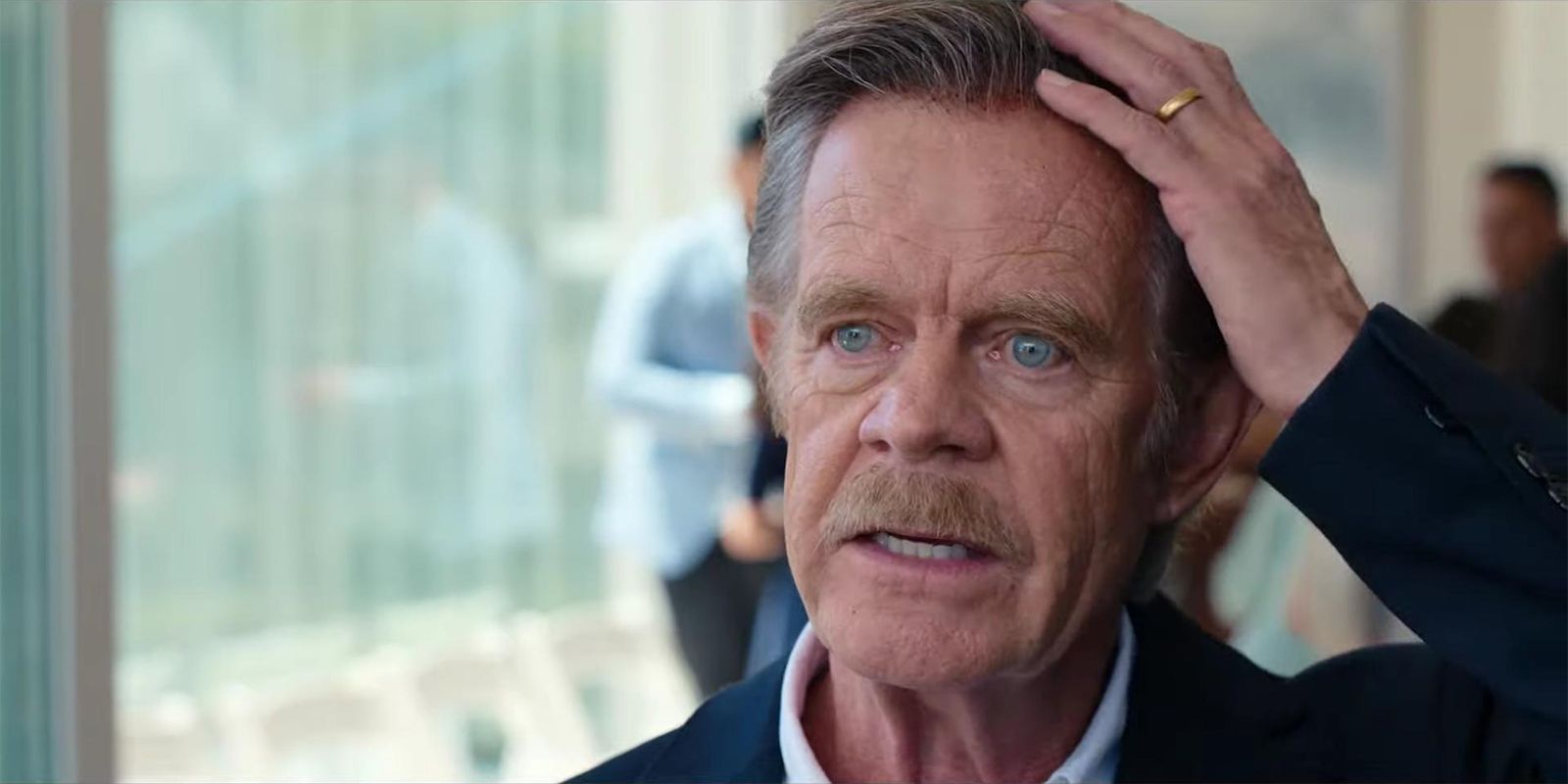 William H. Macy como Summerhayes parecendo chocado em Ricky Stanicky