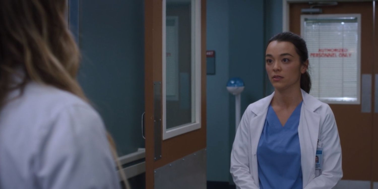 Midori Francis As Mika Yasuda Talking To Jo In Hallway In Grey's Anatomy.jpg
