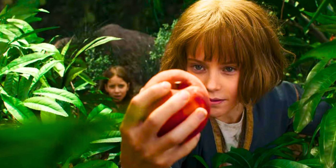 A jovem Furiosa pega uma maçã no Green Place em Furiosa A Mad Max Saga