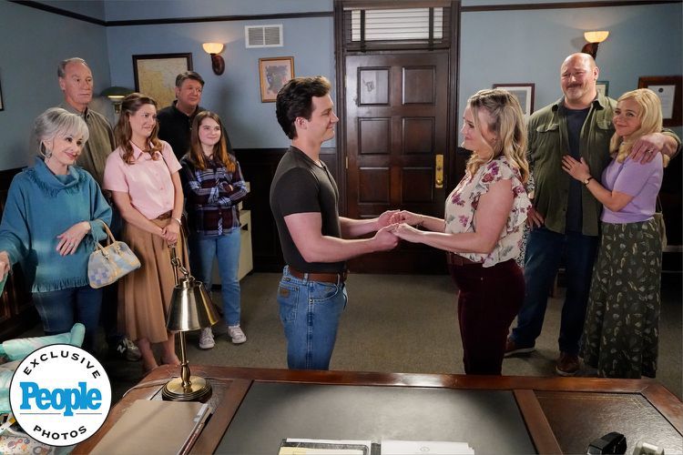 A partir da esquerda: Annie Potts, Craig T. Nelson, Zoe Perry, Lance Barber, Raegan Revord, Montana Jordan, Emily Osment, Will Sasso e Rachel Bay Jones em 'Young Sheldon'.