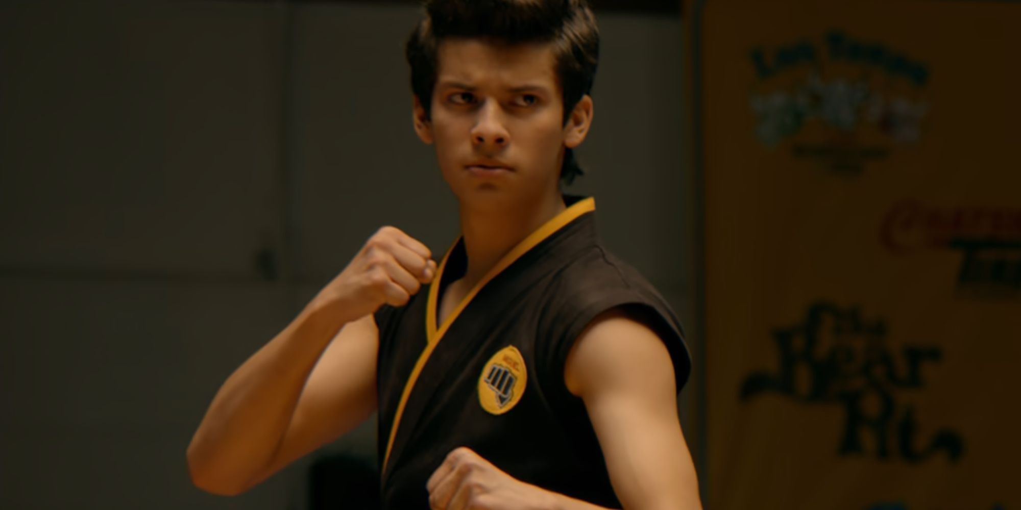 Xolo Maridueña como Miguel Diaz é uma postura de luta em Cobra Kai