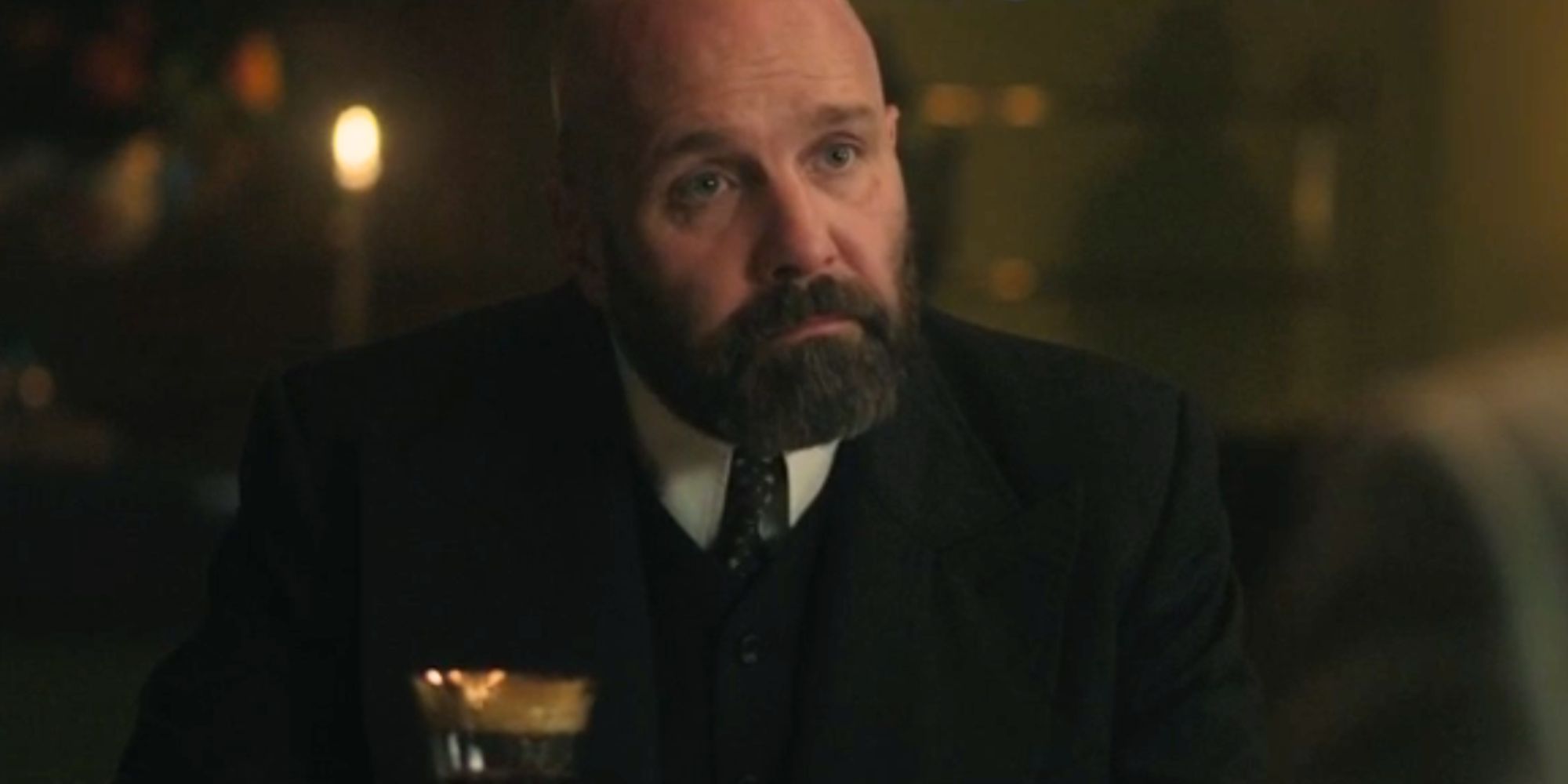 Johnny Harris en el papel de Osip Glebnikov en la película. 