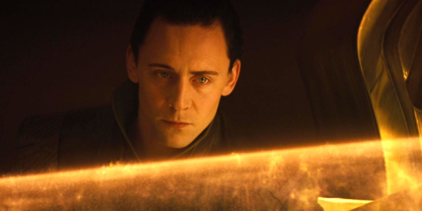 Tom Hiddleston como Loki junto a la cama de Odín en Thor (2011)