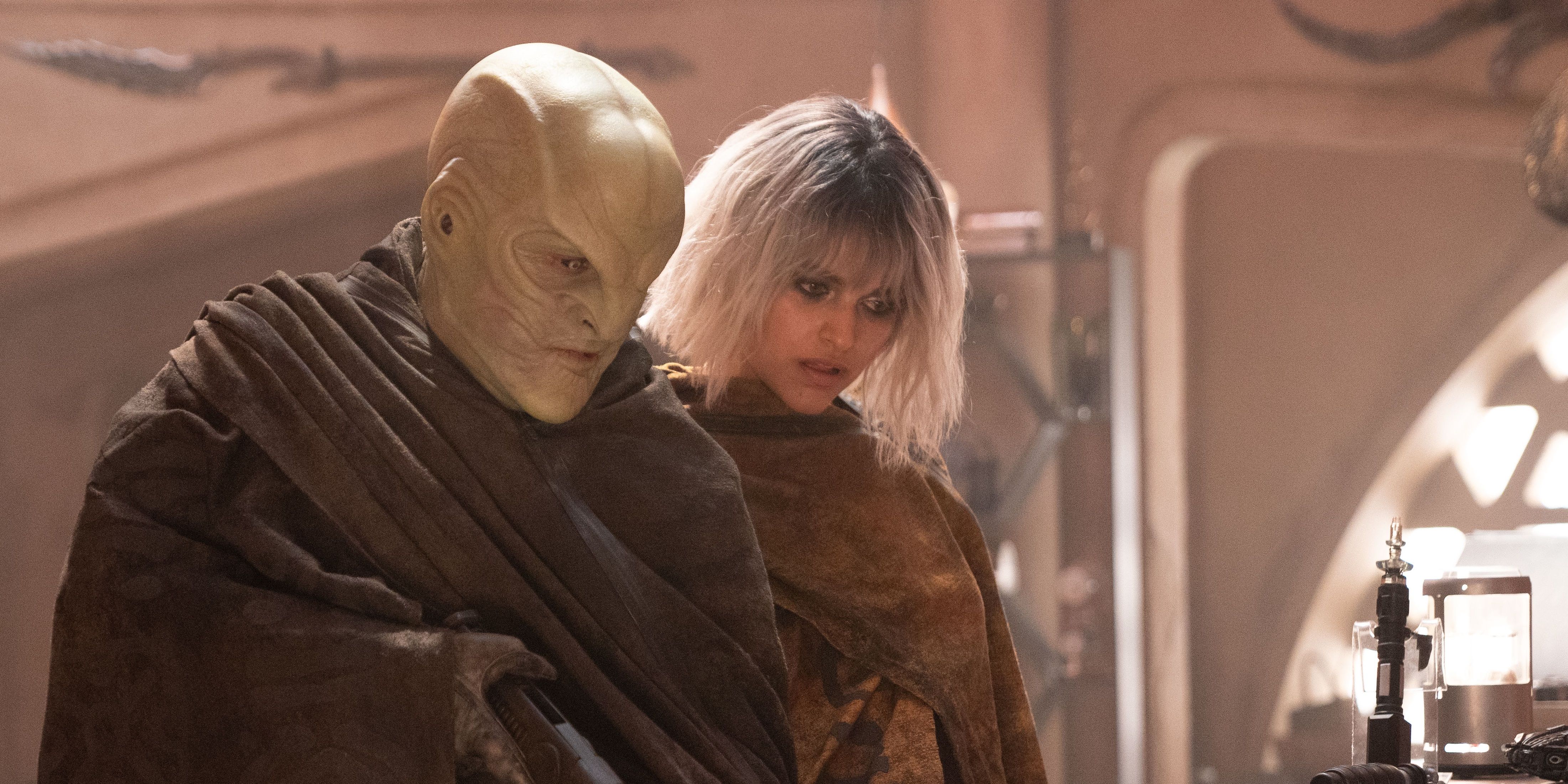 Star Trek Discovery, Season 5. Red Directive. Eve Harlow as Moll and Elias Toufexis as L'ak.