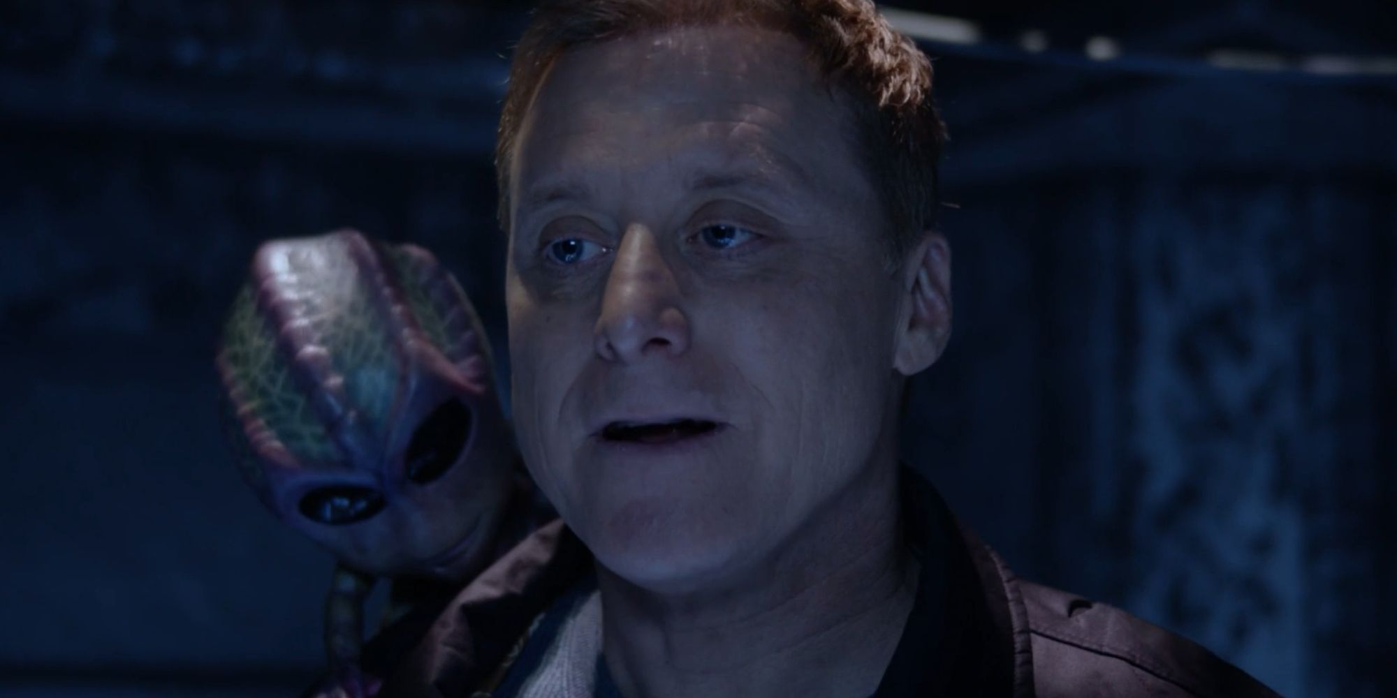 Alan Tudyk como Harry Vanderspeigle com Bridget em seu ombro em Resident Alien