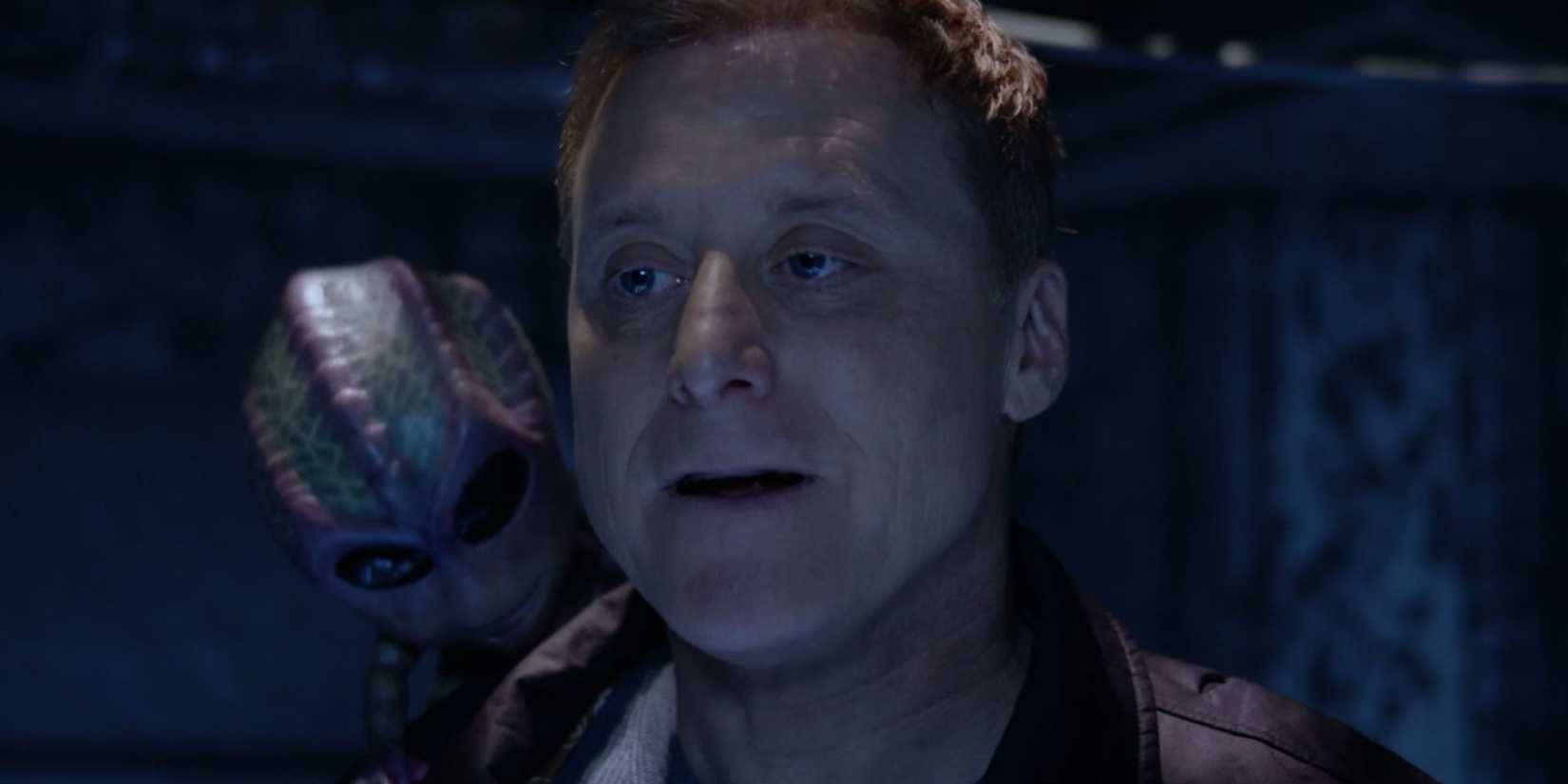 Alan Tudyk as Harry Vanderspeigle with Bridget on his shoulder in Resident Alien