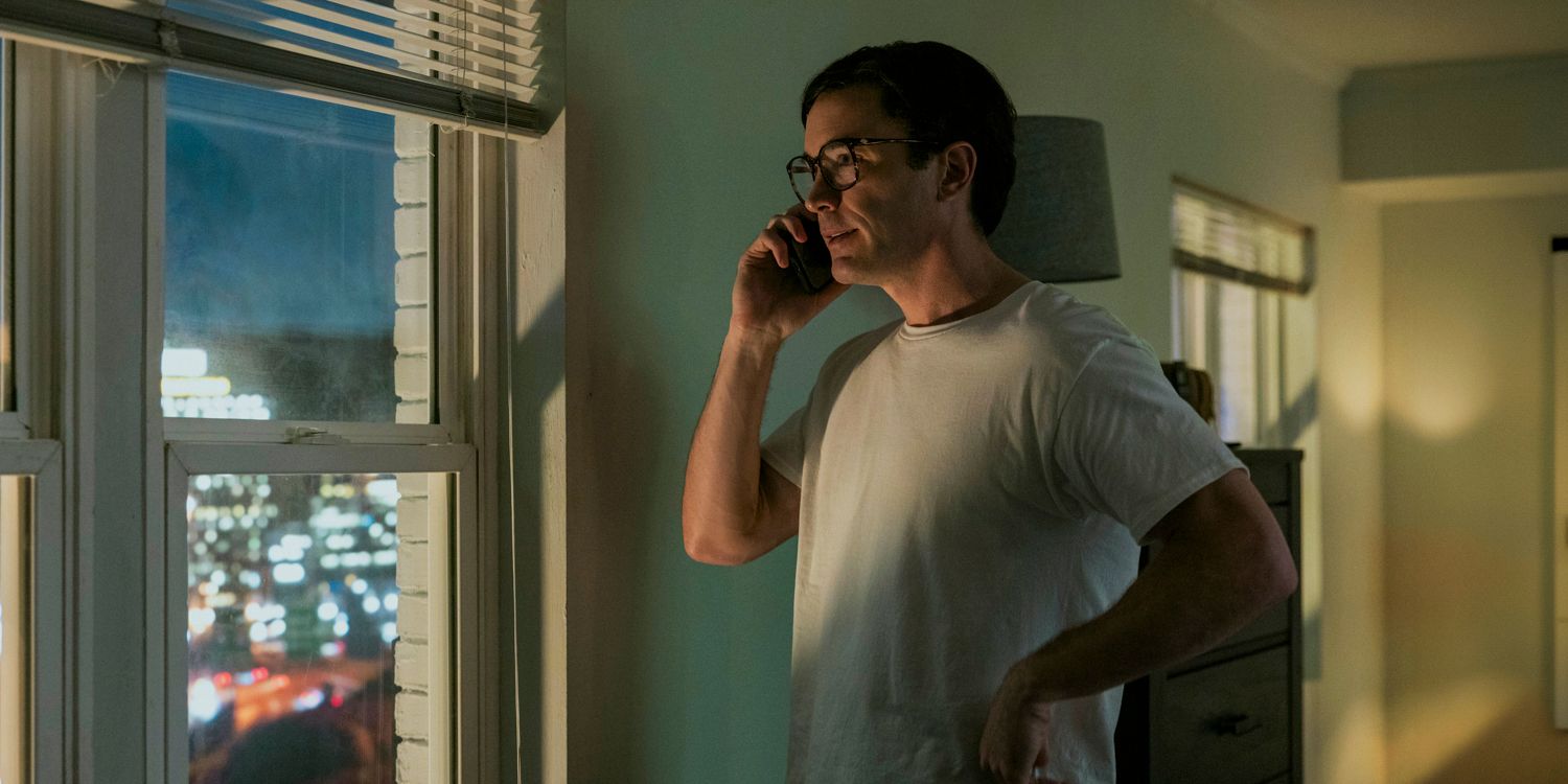 Raymond Peepgrass (Tom Pelphrey) falando ao telefone enquanto olha pela janela no trailer de A Man in Full