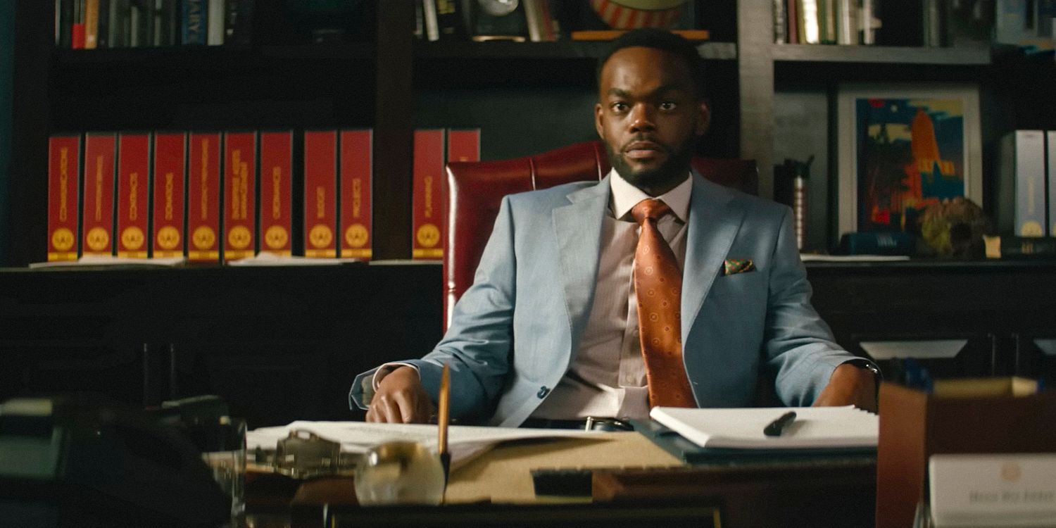 Wes Jordan (William Jackson Harper) com uma expressão séria em seu escritório no trailer de A Man in Full