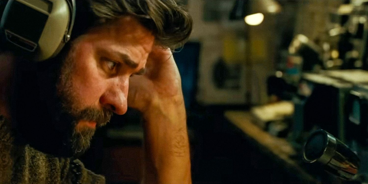 Lee Abbott (John Krasinski) usando fones de ouvido tentando estabelecer comunicação de um transmissor em Um Lugar Silencioso - Trailer oficial do primeiro dia