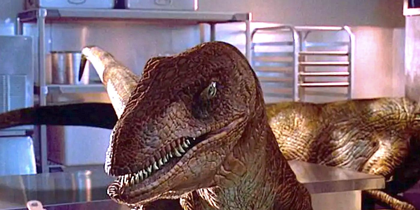 Um raptor olha ao redor da cozinha em Jurassic Park
