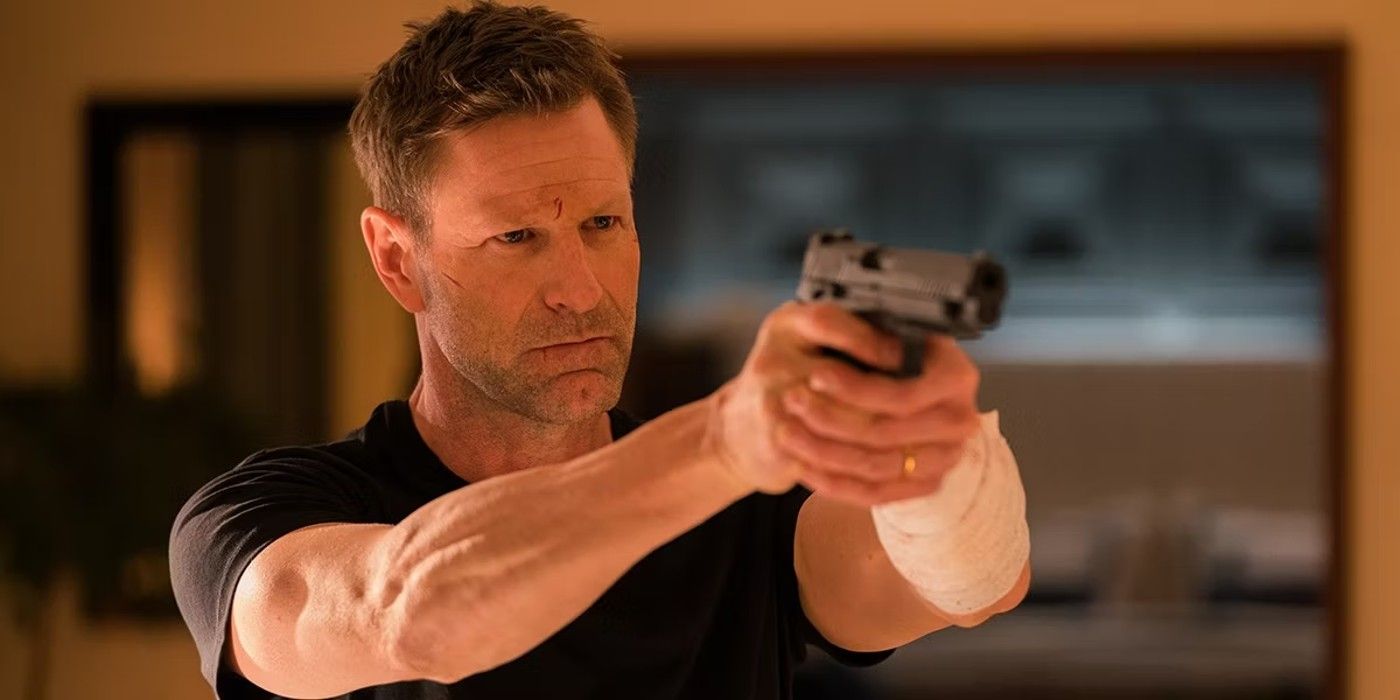 Aaron Eckhart pointing a gun in The Bricklayer