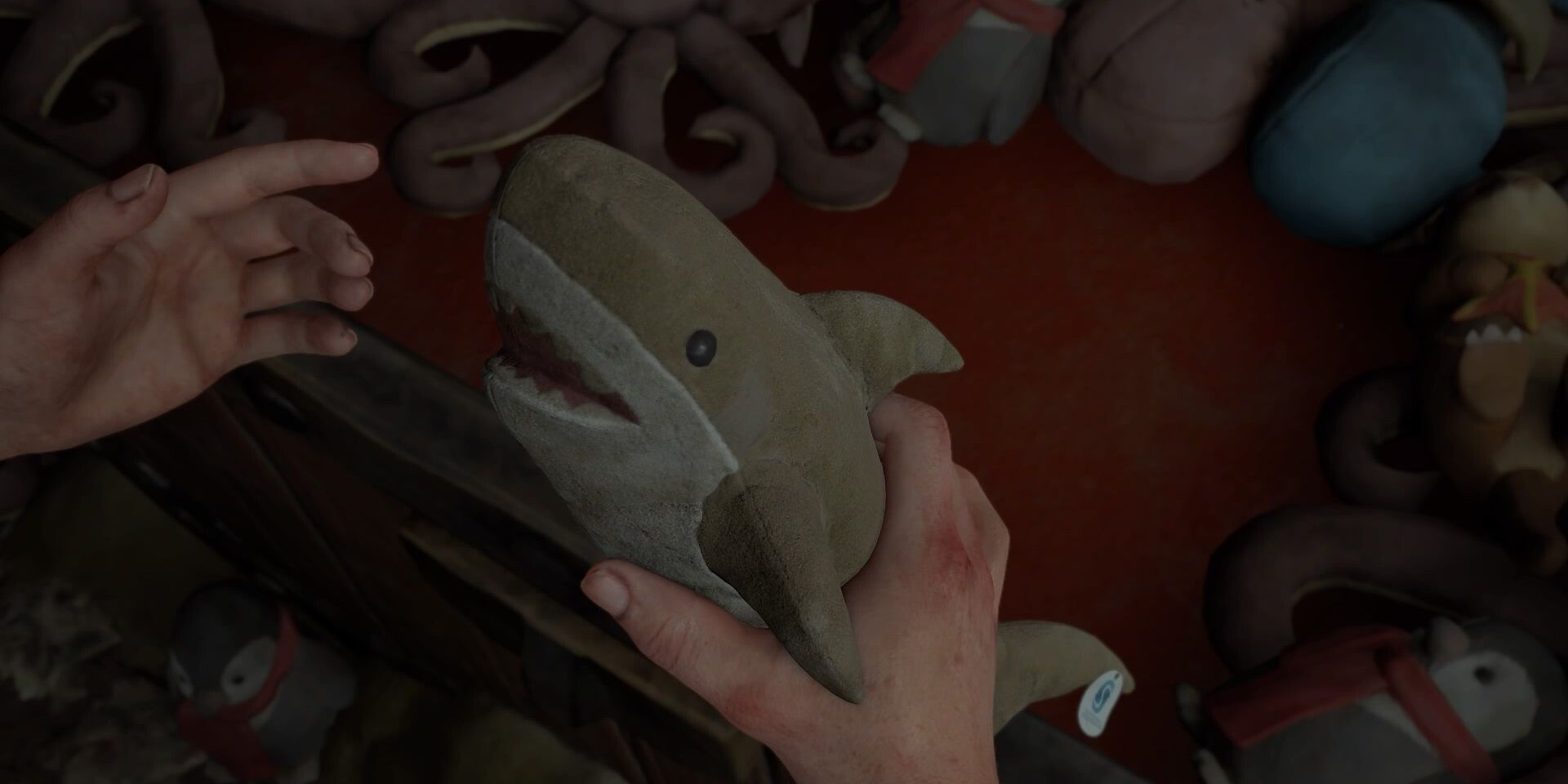 Abby pega um tubarão de brinquedo em The Last of Us Part II