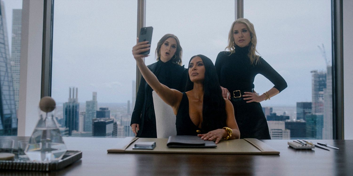 Siobhan Corbyn tirando uma selfie com dois de seus assistentes em American Horror Story: Delicate temporada 12, episódio 6