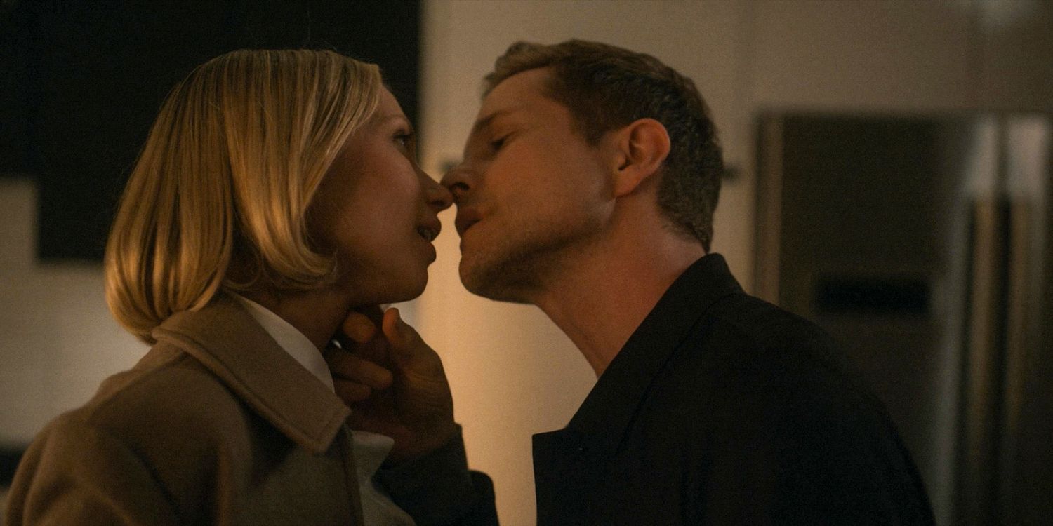 Cora, a enfermeira de fertilidade, está prestes a beijar Dexter Harding Jr. em American Horror Story: Delicate temporada 12, episódio 8